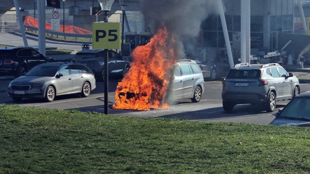 Лек автомобил избухна в пламъци на един от паркингите на