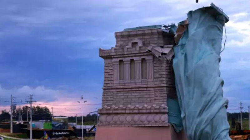 24-метрова реплика на Статуята на свободата беше съборена от силни ветрове в Бразилия