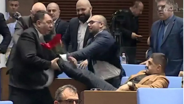 От кадрите се вижда как Далоолу посяга на Василев докато