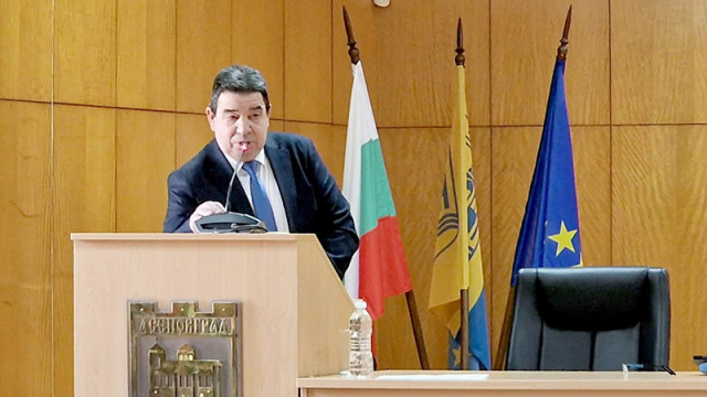 С 18 гласа за 14 против и един въздържал се