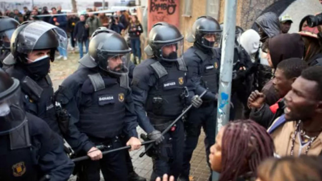 Испанската полиция изпълни днес заповед за изселване на стотици мигранти