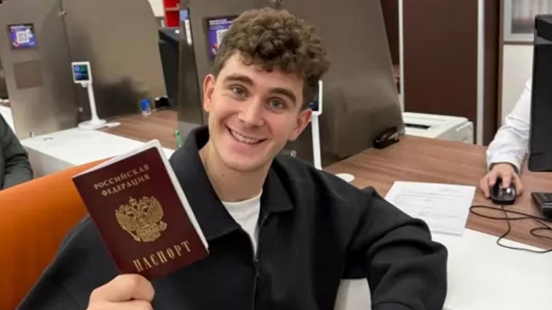 Украински блогър с милиони фенове се похвали с руски паспорт и нов апартамент в Москва
