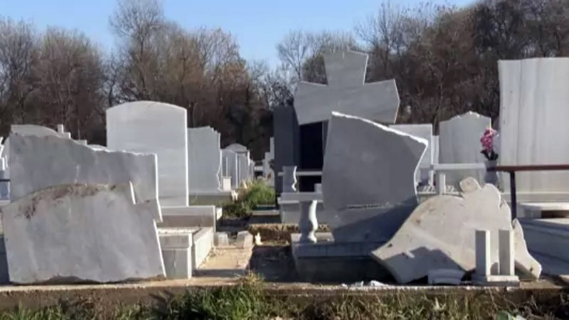 СРП обвини и задържа мъж за повреждане и унищожаване на 215 надгробни плочи