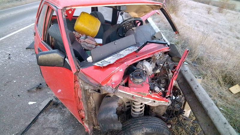 Шофьор влезе в насрещното и се вряза в камион край Разград