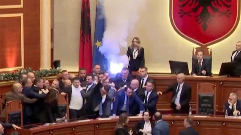 Бой с юмруци и факли в албанския парламент (ВИДЕО)