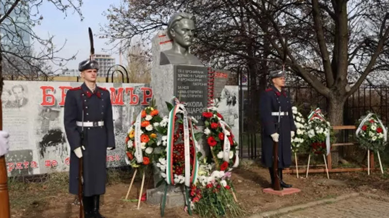 УниБИТ откри паметник на Никола Вапцаров в двора на висшето училище