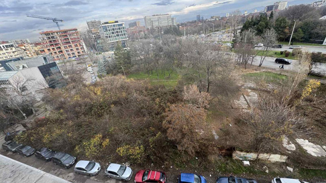 Частният имот на ъгъла на столичните булеварди България и П