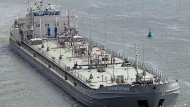 Ударен от украински дрон руски нефтен танкер започна да потъва