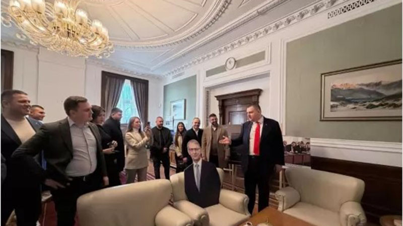 Пеевски посрещна посетителска група млади хора в “Музея на Сглобката”