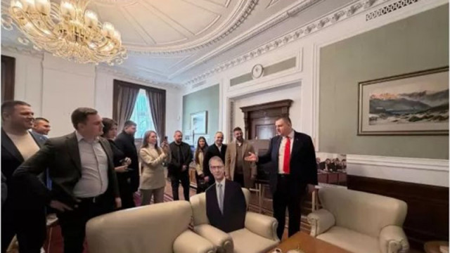 Пеевски посрещна посетителска група млади хора в “Музея на Сглобката”