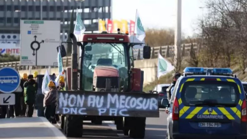 Френски фермери протестираха пред дома на семейство Макрон в Туке