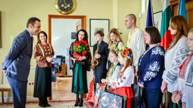Васил Терзиев посрещна украински деца коледарчета в Столична община