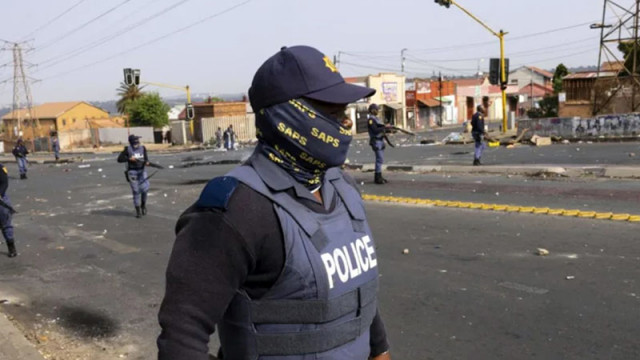 Неизвестни въоръжени лица убиха 10 души и раниха още 10