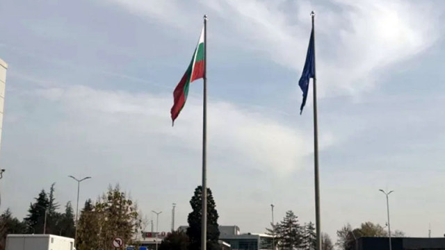 Продължава тежкият трафик в страната преди празничните дни Стотици хиляди