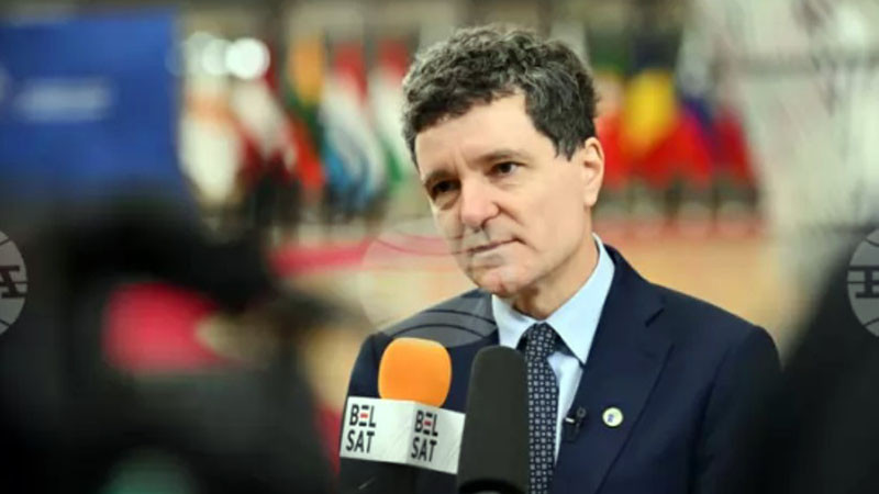 Румъния е обхваната също от многохилядни протести.  В Букурещ хората