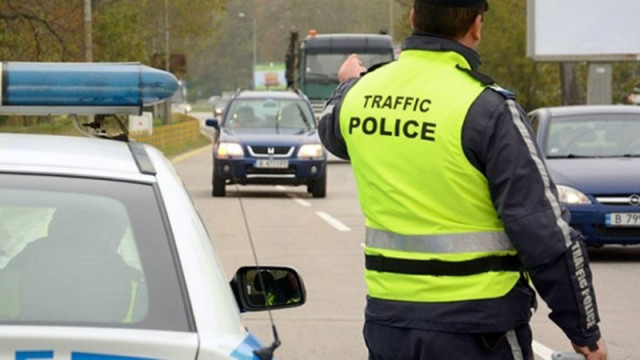 Традиционно около празници  движението по пътищата е натоварено такова се