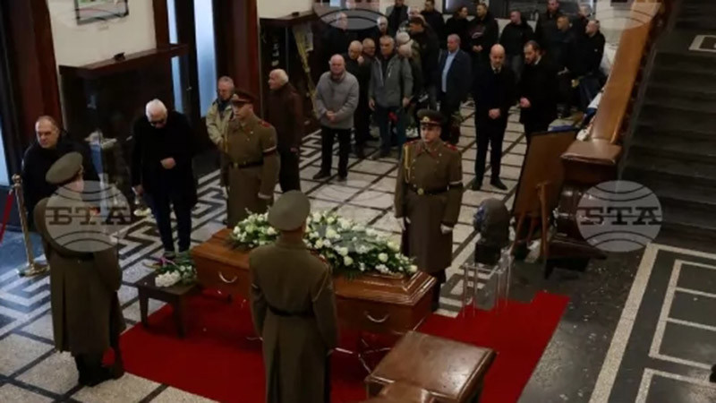 Гвардейски оркестър и почетен караул изпратиха легендарния Боян Радев