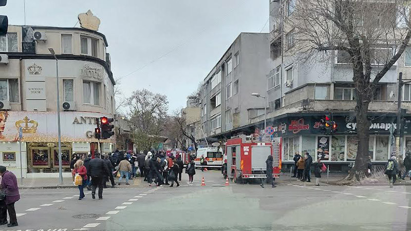 Двама убити на тротоара на Колхозния пазар във Варна, след като БМВ ги помете ( Обновява се)