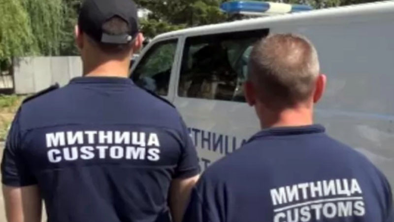 Две коли затиснаха турски митничар на Капитан Андреево