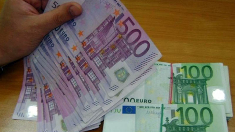 Мъж внесе спестяванията си в банка в Горна Оряховица и лумна пожар: По банкнотите имало нафталин