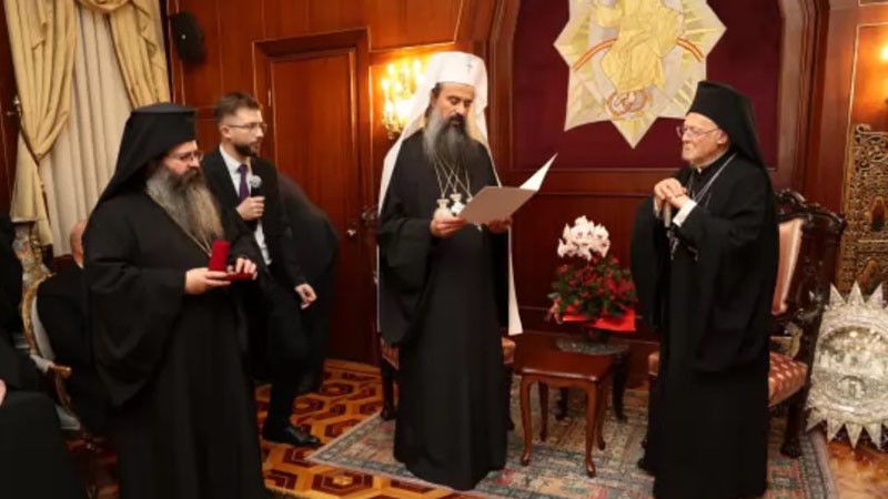 Патриарх Даниил връчи орден „Св. Йоан Рилски” на Вселенския патриарх Вартоломей
