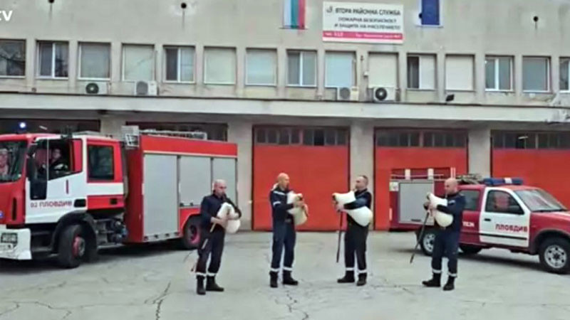 Хит в мрежата: Огнеборци с гайди с необичаен поздрав за Коледа