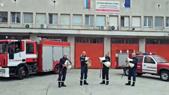 Пожарникари от Пловдив с необичаен поздрав за Коледа Четирима огнеборци зарадваха интернет