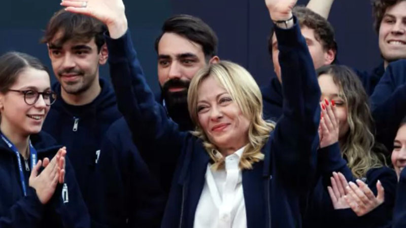 Мелони отправи две коледни послания към сънародниците си и раздаде коледни подаръци на министрите си