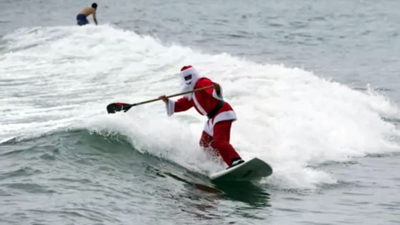 Стотици смелчаци по света спазиха традицията "ледено къпане" в първия ден на Коледа