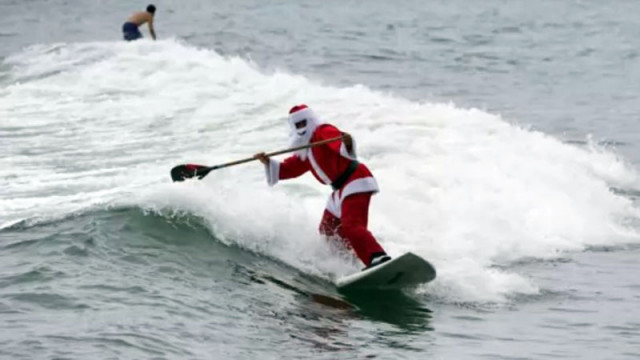 Стотици смелчаци по света спазиха традицията на леденото къпане в