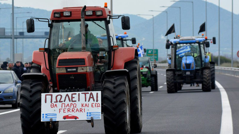 Пътищата в Гърция са отворени, фермерите временно прекратиха протестите