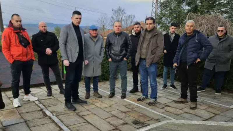 Грозен пиар! Като наперени петли,с ръце в джобовете Мирчев и Божанов се "поклониха" на Тюркян чешма