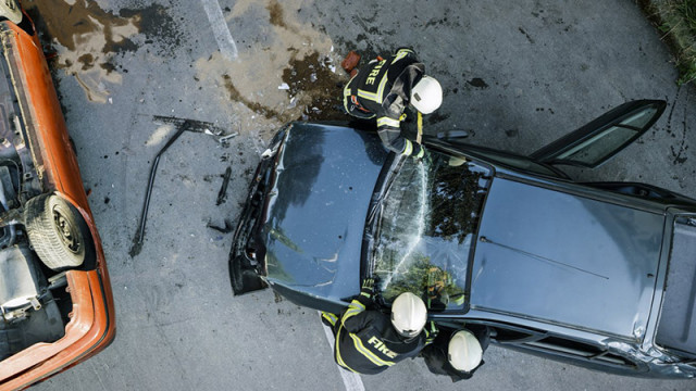 Един човек е загинал а 17 са ранени при пътни