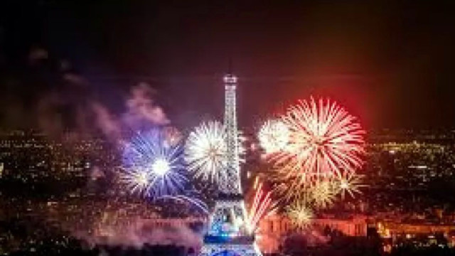 Десетки хора бяха задържани след като хвърляха димки и пиротехнически