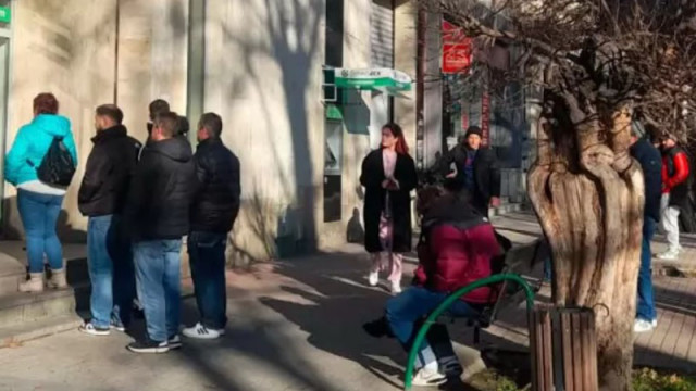 Хасковлии масово внасят левове по сметките си Огромни опашки се