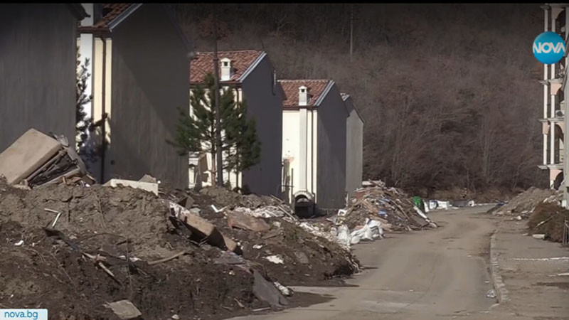 Три месеца след потопа Елените все още тънат в разруха и боклуци, без ток и вода