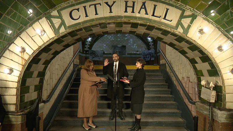 Зохран Мамдани встъпи в длъжност като кмет на Ню Йорк с ръка върху Корана