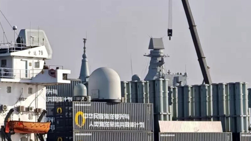 Китай превърна търговски контейнеровоз във въоръжен до зъби боен крайцер (СНИМКИ)