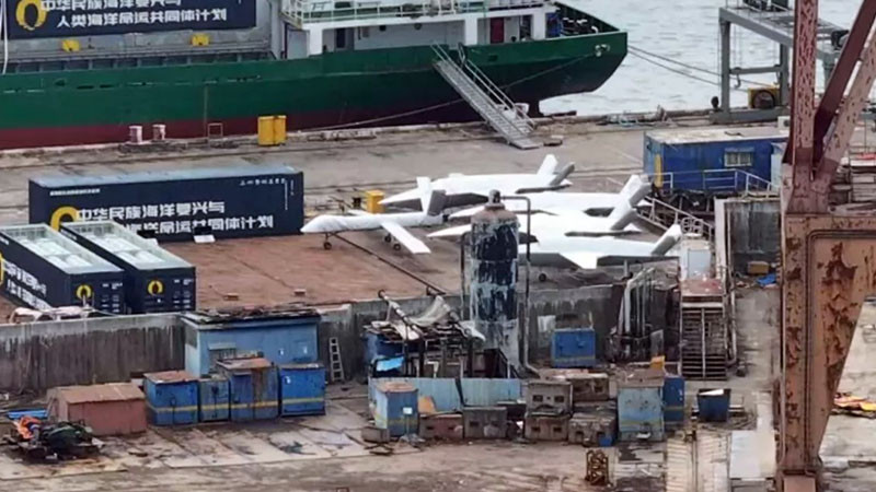 Китай превърна търговски контейнеровоз във въоръжен до зъби боен крайцер (СНИМКИ)