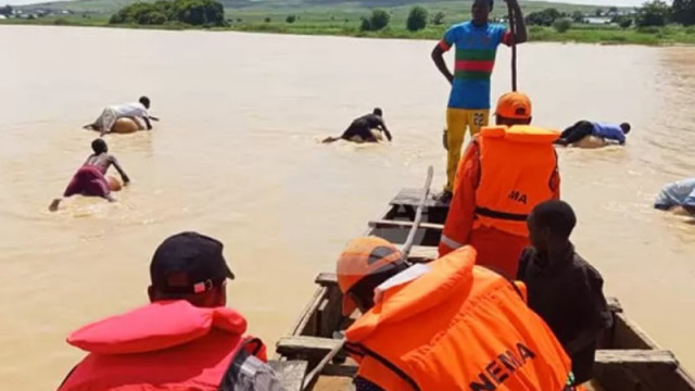Най малко 25 души се удавиха и 14 се водят