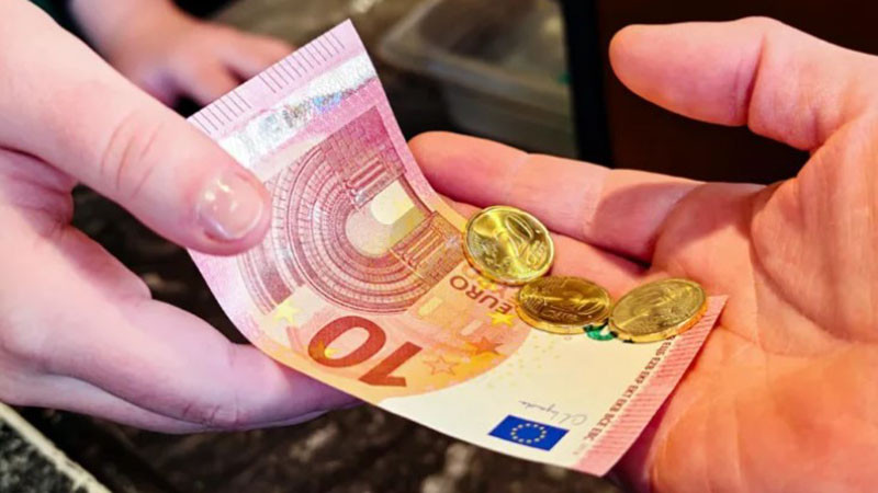 Първи официален работен ден в евро: Търговските банки отварят врати, обменят валута безплатно