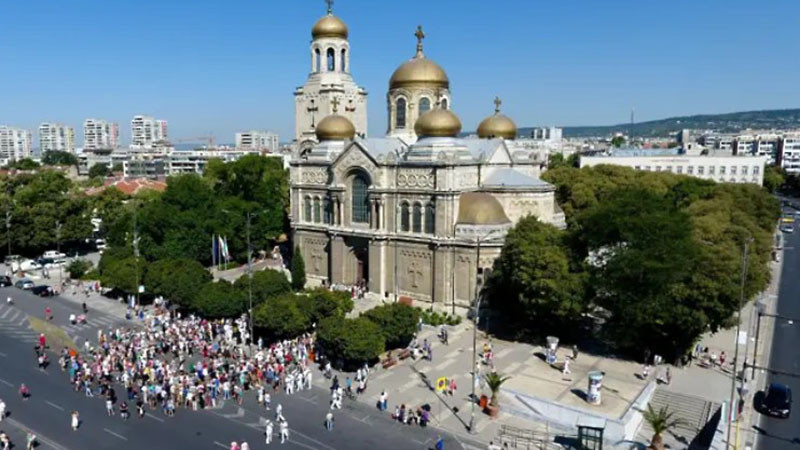 Утре спират движението на коли около Катедралата във Варна