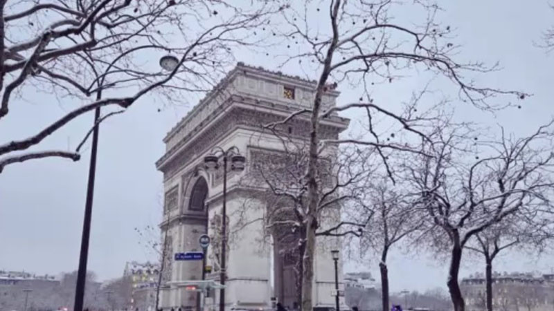 Сняг парализира въздушния, железопътния и автомобилния трафик в Париж и Амстердам