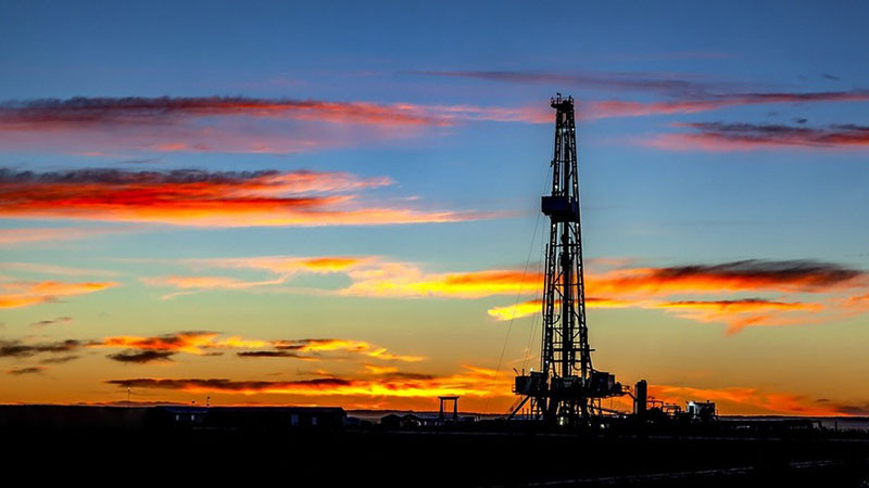 Икономист: Цената на нефта ще расте, светът влиза в турбулентни времена