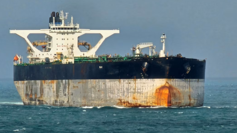 Русия изпрати подводница и военни кораби, за да придружат руски танкер във водите на Венецуела