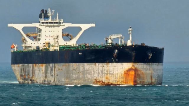 Русия е изпратила подводница и други военни кораби за да