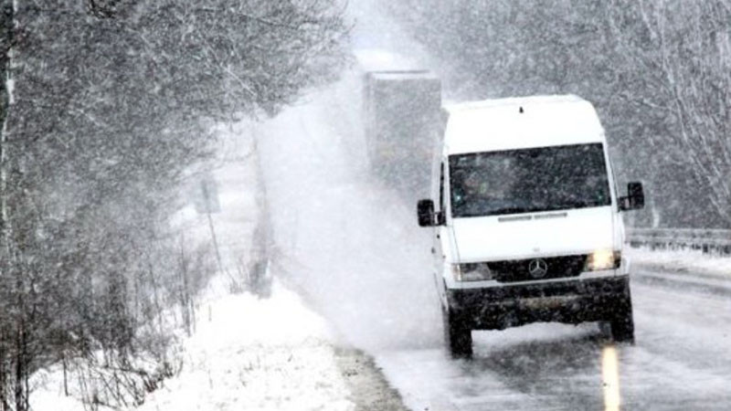 АПИ: Шофьорите да тръгват подготвени за зима. В Северна България и планините дъждът преминава в сняг