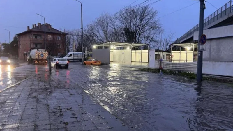 Силна гръмотевична буря се разрази над Бургас тази сутрин