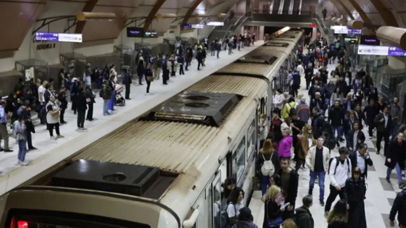 Инцидент с пътник временно спря част от метрото в София