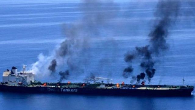 Петролен танкер плаващ под флага на Палау е бил атакуван